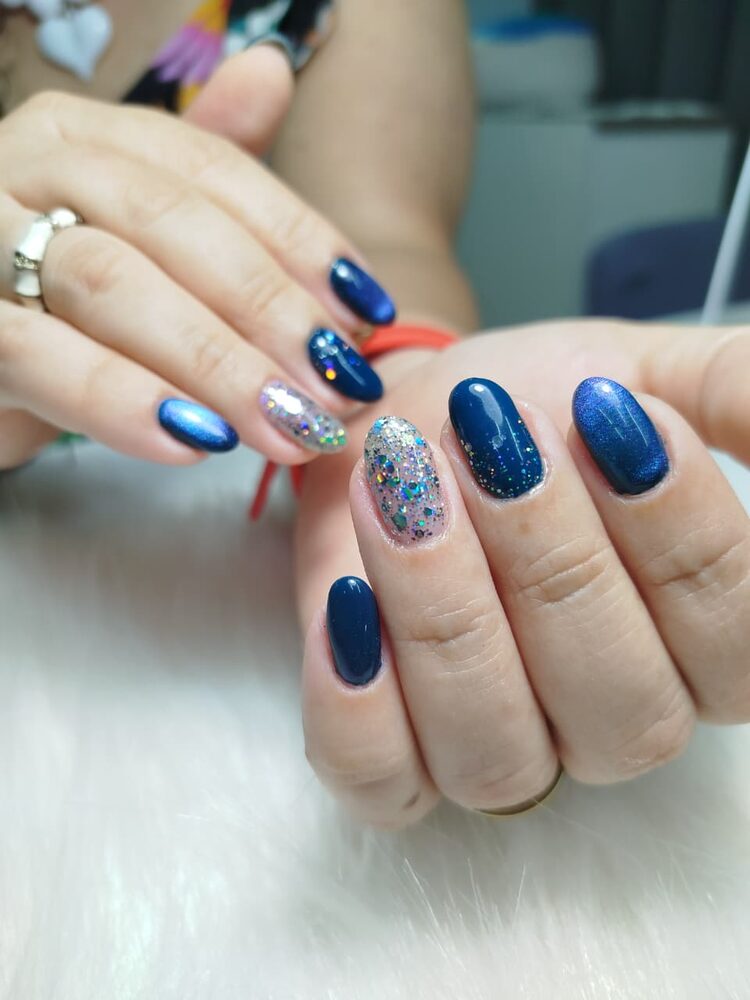 Uñas azules con glitter
