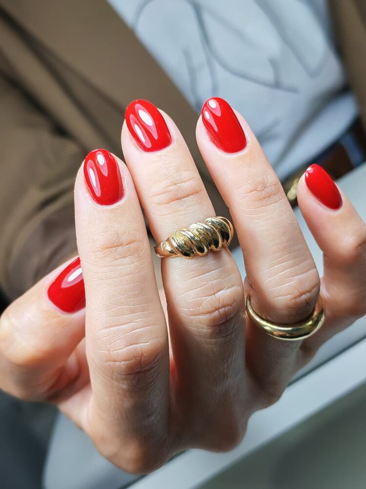 Uñas rojas brillantes