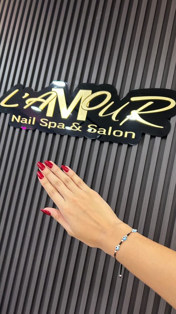 Uñas rojas en L'Amour