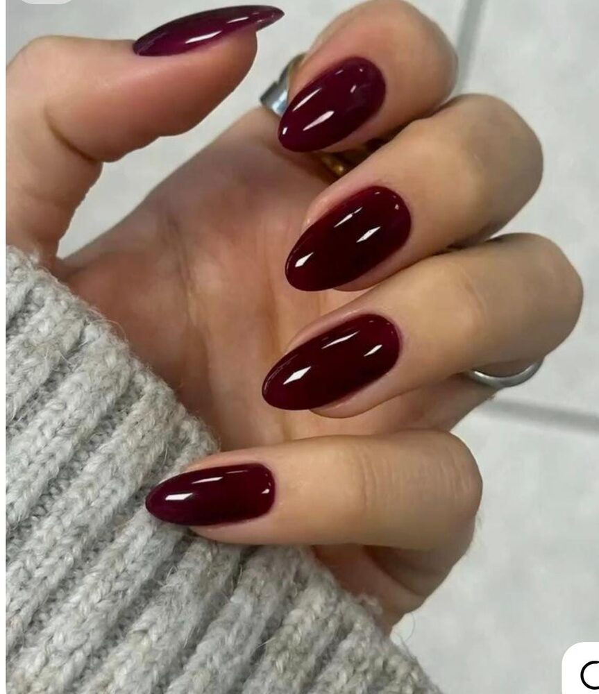 Uñas almendra color vino